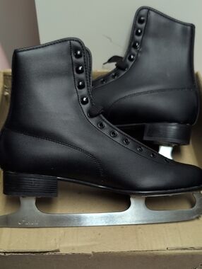 Never Worn Men's Black Leather Figure Skates Size 10